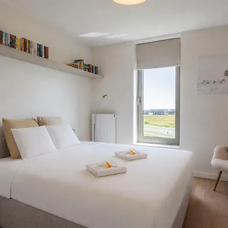 Stunning Dune Views - Light-filled Coastal Retreat 아파트